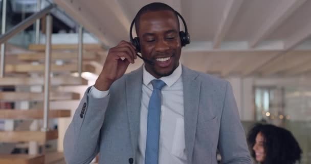 Centro Llamadas Servicio Cliente Hombre Negro Hablando Oficina Para Apoyo — Vídeo de stock