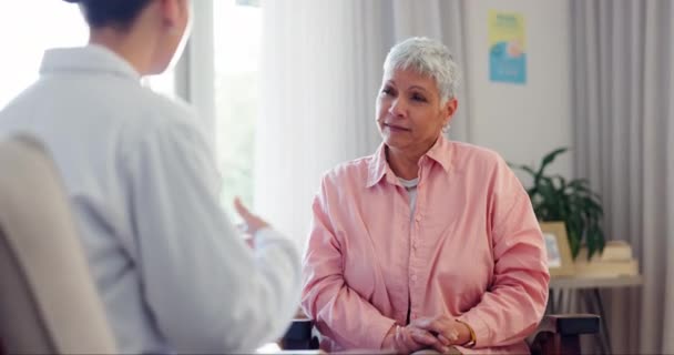Mature Femme Médecin Pour Consultation Cabinet Pour Diagnostic Santé Bien — Video