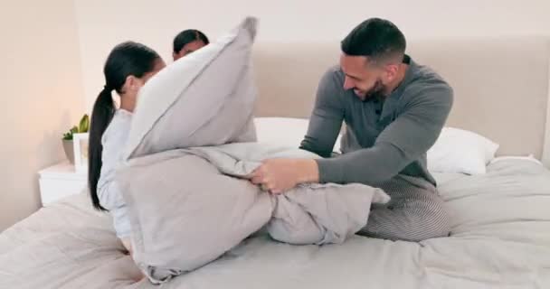 Father Bed Pillow Fight Children Love Laughter Weekend Together Support — Stock Video