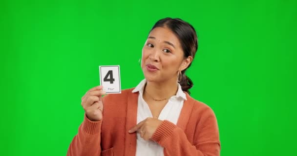 スタジオの背景を背景に 緑の画面で学ぶためのアジアの女性 教育と数を数える 数学教育のための数字と指数を説明する幸せな女性の人物または教師の肖像 — ストック動画