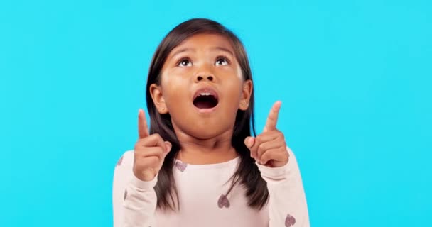 스튜디오에 아이가 배경에 놀라움의 발표와 박수를 그리고 충격을 아이들 이모티콘 — 비디오