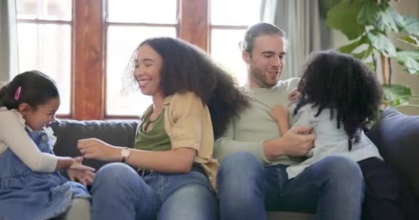 Familie Spelen Ouders Met Kinderen Een Bank Gelukkig Opgewonden Kietelen — Stockvideo