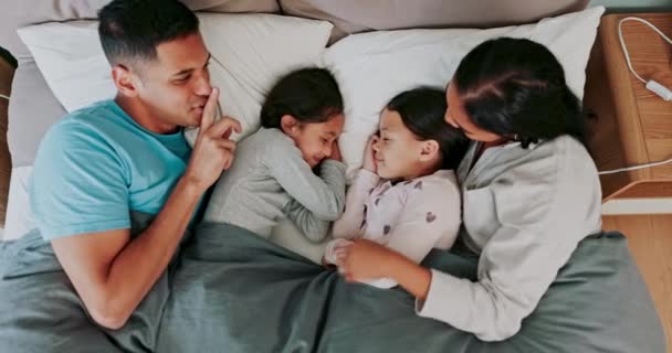 Család Alvás Ágy Gyerekekkel Felső Nézetben Kötődés Vagy Pihenni Otthon — Stock videók