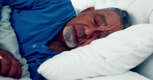 Deprimido Pensante Anciano Cama Triste Solo Con Jubilación Pena Sentirse — Vídeos de Stock
