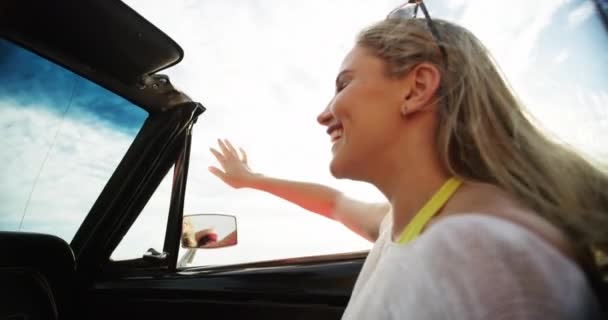 Feliz Mulher Animada Dirigindo Com Liberdade Viajar Com Viagem Carro — Vídeo de Stock