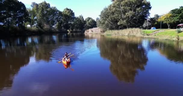 Kayak Personas Barco Lago Campamento Deportes Naturaleza Remo Ejercicio Con — Vídeo de stock