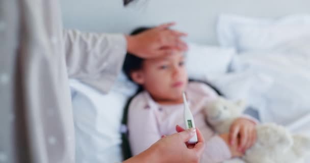 Thermomètre Malade Parent Aident Enfant Testent Grippe Sur Lit Dans — Video