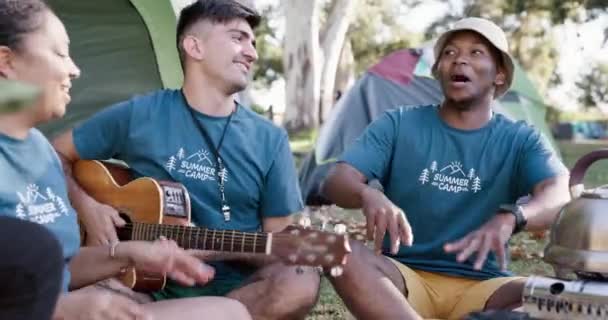 Guitarra Diversión Camping Con Amigos Voluntarios Sentados Círculo Juntos Para — Vídeos de Stock