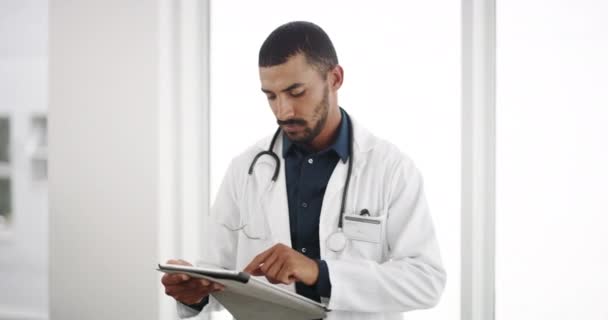 Cuidado Salud Cara Hombre Médico Con Tableta Hospital Para Planificación — Vídeos de Stock