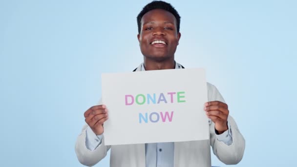 Gelukkige Zwarte Man Dokter Tekenen Doneren Liefdadigheid Gemeenschapsdienst Tegen Een — Stockvideo