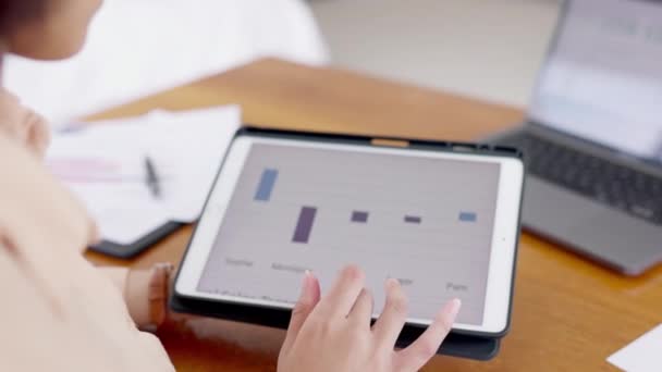 Eller Tablet Kadın Ekranda Rapor Piyasa Araştırma Bilgilerinin Analizi Grafiği — Stok video