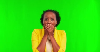 Siyah kadın, sürpriz ve yüzü yeşil ekranda korku ile, stüdyo arka planında yapılan duyuruya şok reaksiyonu. Vay canına, dramadan, haberlerden ve alarmlı ve taklit alanı olan kadınlardan korkmuş ve tetikte..