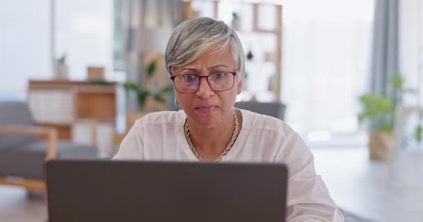 Forretning Tænkning Senior Kvinde Forvirret Bærbar Computer Angst Moderne Kontor – Stock-video