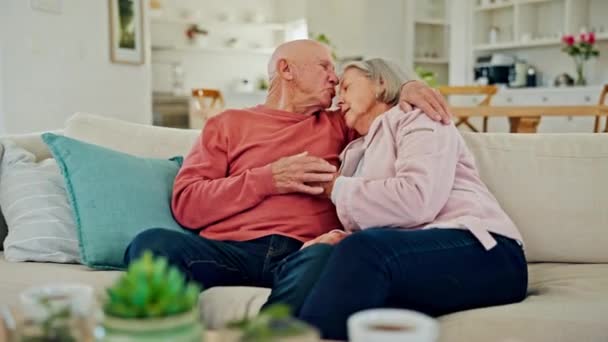 Объятия Поцелуи Пожилая Пара Диване Расслабиться Связи Обмена Момент Комфорт — стоковое видео