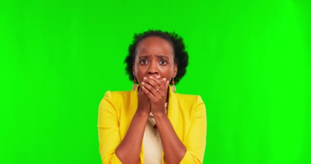 黒の女性は 驚きと緑の画面上の恐怖に直面し スタジオの背景に発表に衝撃的な反応 アラームとモックアップスペースを持つドラマ ニュースや女性の人ですごい 警告と恐怖 — ストック動画