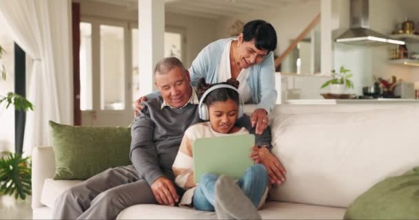 Grootouders Tablet Kind Met Hoofdtelefoon Huis Voor Muziek Hechting Gelukkig — Stockvideo
