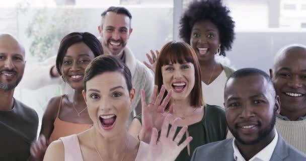 パートナーシップ チームワーク 連帯のためのスタートアップで オフィスの幸せ 興奮し 一緒にビジネスの人々に直面してください 多様性とチームの肖像画笑顔 肯定的なワークスペースでこんにちはまたは挨拶 — ストック動画