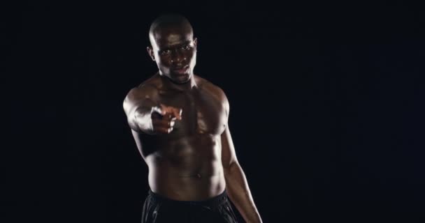 배경에서 싸우는 도전이나 웰빙을 스튜디오에서 가리키는 피트니스 아프리카 전투기 스포츠 — 비디오