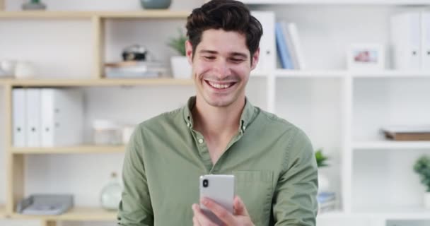 Телефон Офіс Обличчя Смішного Чоловіка Який Читає Смішні Меми Онлайн — стокове відео