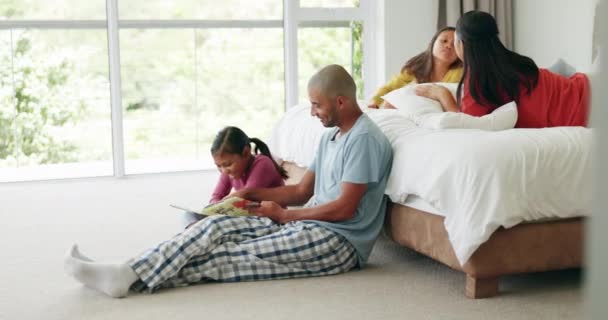 健谈和一家人在卧室里读书 看书和早上聊天 和父母在一起 一起笑 放松和孩子们一起睡在一张床上 以便获得知识 交谈或教育 — 图库视频影像