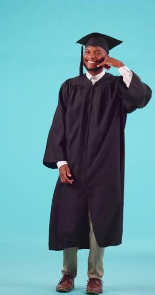 在工作室里为大学的成功 成就或目标而进行的毕业典礼 手势和男人 年轻的非洲男性大学毕业生 有一个蓝色背景隔离的手签 — 图库视频影像