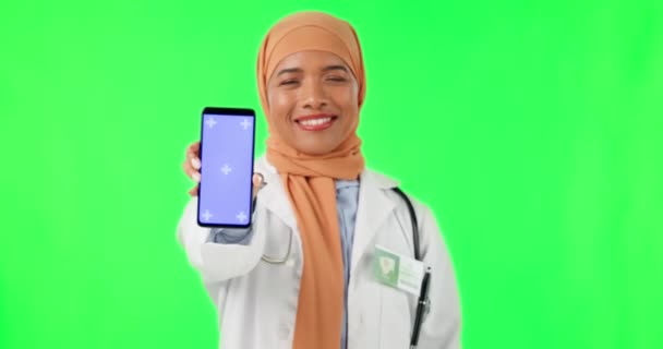 Muszlim Orvos Telefon Mockup Zöld Képernyőn Reklám Stúdió Háttér Női — Stock videók