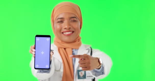 Muslimská Žena Lékař Poukazující Telefonní Maketu Zelené Obrazovce Reklamě Pozadí — Stock video