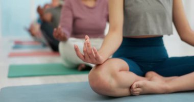 Sağlık, akıl sağlığı ya da zen için spor salonunun zemininde yatan biriyle el, yoga ve meditasyon. Denge ya da farkındalık açısından bir sınıfta yoga eğitimi alarak spor, egzersiz ve huzur..