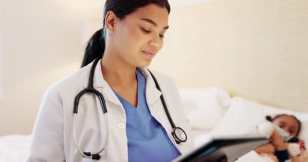 Lekarz Kobieta Tablet Sypialni Opieki Zdrowotnej Telezdrowia Badań Technologia Lekarz — Wideo stockowe