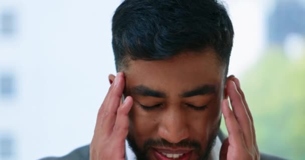 因危机失误 精神健康风险或紧急事件而导致头痛 面部按摩及男性紧张 沮丧或近视的印度人因偏头痛而悲伤 焦虑或抑郁 — 图库视频影像