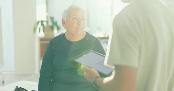 Fysioterapi Tablet Kiropraktor Med Senior Kvinde Til Lægehjælp Rådgivning Wellness – Stock-video