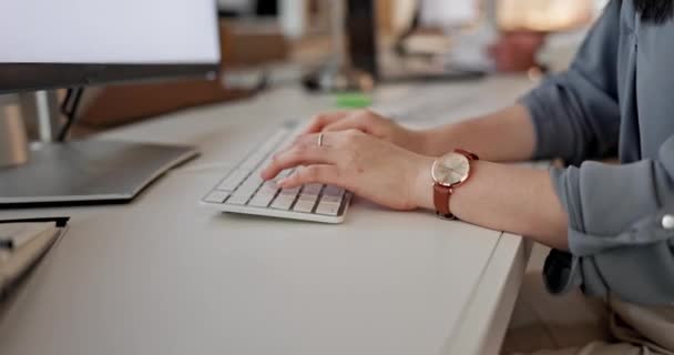 Ofisinde Internetten Bilgi Arayan Bir Kadınıyla Bilgisayar Klavye Yerinde Otururken — Stok video