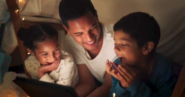 Grappig Tablet Vader Met Kinderen Een Tent Huis Streaming Internet — Stockvideo
