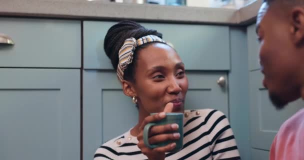 Kuchnia Herbata Czarna Para Uśmiechają Się Komunikują Łączą Rozmowę Małżeństwie — Wideo stockowe