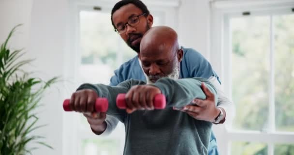 看護師 ダンベル 上級黒人男性の理学療法 運動またはリハビリテーション 介護者 人および体重トレーニング 健康な体 筋肉および身体療法の回復におけるヘルプとフィットネス — ストック動画