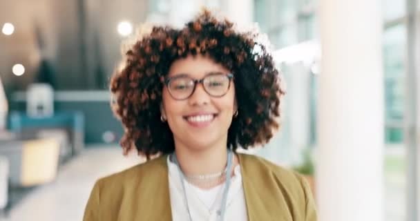 Glad Promenader Och Ansikte Affärskvinna Ämbetet För Professionell Chef Och — Stockvideo