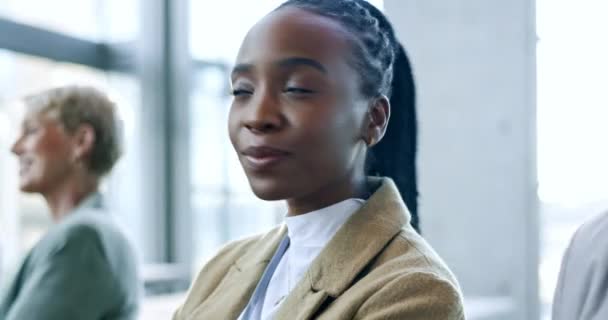 ビジネス 黒人女性 セミナーのスタッフ スキル コミュニケーション ブレインストーミングでアイデアや学習 グループ チームワーク 企業トレーニング アイデアの企画 — ストック動画
