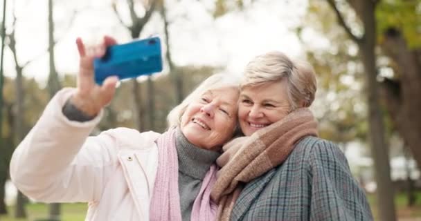 Senioren Glücklich Frau Freunde Und Selfie Der Natur Zum Fotografieren — Stockvideo