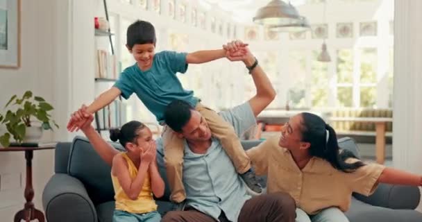Kanepede Aile Çocuklar Birlikte Baba Omuzlarında Anne Kızla Oturma Odasında — Stok video