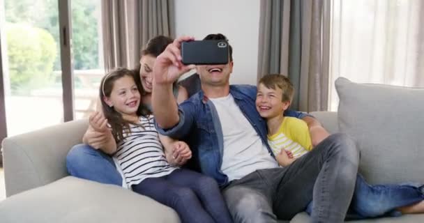 Família Feliz Mãe Pai Selfie Com Crianças Sofá Para Relaxar — Vídeo de Stock