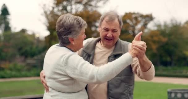 Liefde Dans Pensioen Met Oud Echtpaar Park Voor Huwelijk Steun — Stockvideo