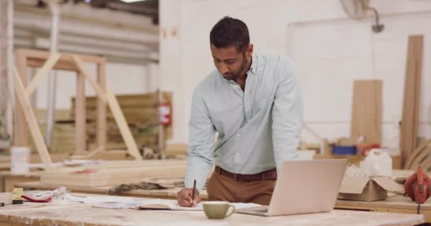 Writing Laptop Carpenter Man Online Workshop Notes Research Design Carpentry — Stock Video