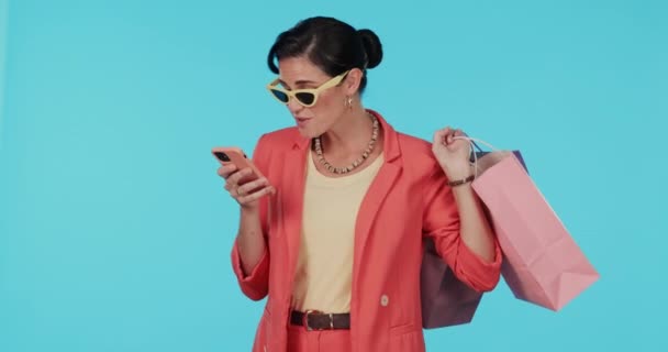 Teléfono Bolsa Compras Mujer Feliz Las Redes Sociales Emocionados Por — Vídeo de stock