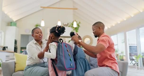 Sabah Siyahi Bir Aile Okul Eğitim Için Sırt Çantalı Çocuklar — Stok video