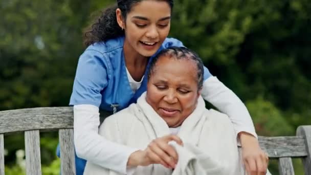 Старший Догляд Стара Жінка Медсестра Лавці Саду Ковдрою Посмішкою Підтримкою — стокове відео