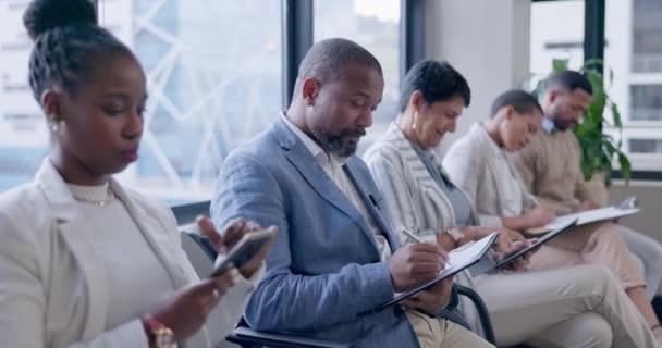 機会のための待合室で黒人男性とのジョブインタビュー ビジネス アプリケーションのためのオフィスの従業員の肖像画によるプロセス — ストック動画