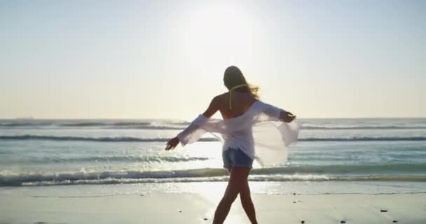 旋转和女人走在海滩度假 度假或旅行的夏天镜头耀斑 哥斯达黎加的海洋 海洋和户外快乐的人为了自由 放松或随风飘扬的形象 — 图库视频影像