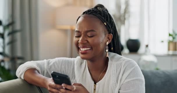 ソファー スマートフォン またはソーシャルメディア コメディーポスト または自宅との接続で幸せで面白く 黒人女性 アフリカの人 ソファ 携帯電話やユーモアのモバイルユーザー 笑ったり冗談 — ストック動画