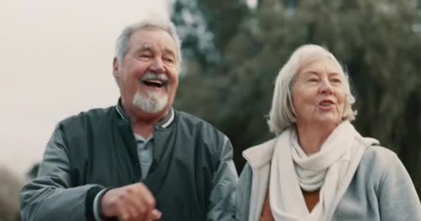 微笑和一对老夫妇一起在公园里散步 在退休的时候浪漫的约会 与年事已高的男人和女人在花园里谈情说爱而感到快乐 关心或兴奋 — 图库视频影像