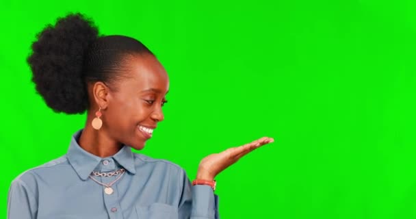 背景に隔離されたスタジオでの緑の画面上の顔 ヤシのプレゼンテーションと黒の女性 手のモックアップスペースのための広告 マーケティングやブランディングと肖像画 製品の配置と幸せな人 — ストック動画